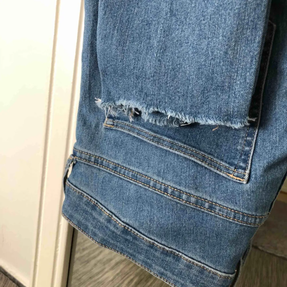 Skinny ankle jeans i storlek 36 (29), fungerar även som storlek 38 för de är stretchiga och väldigt bekväma. Klippt nedanför, perfekt för de som är under 160 cm. Använt runt tre gånger. Kontakta för fler bilder och frågor! Frakt förekommer.. Jeans & Byxor.