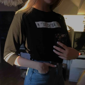  - Trekvarts t-shirt med snyggt tryck från Pull&Bear. Kommer tyvärr inte till användning längre men fortfarande väldigt fint skick! Passar XS-M beroende på hur man vill att den ska sitta, väldigt snygg när den är lite oversized!!