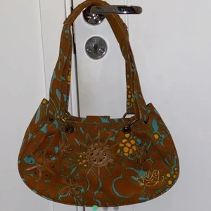 Extremt snygg vintage väska  - Supercool vintage väska, som påminner lite om 70-80-talet, med ett jättesnyggt mönster från märket roxy, köpt second hand. Buda i kommentarerna💕 utgångsbud ca 120kr