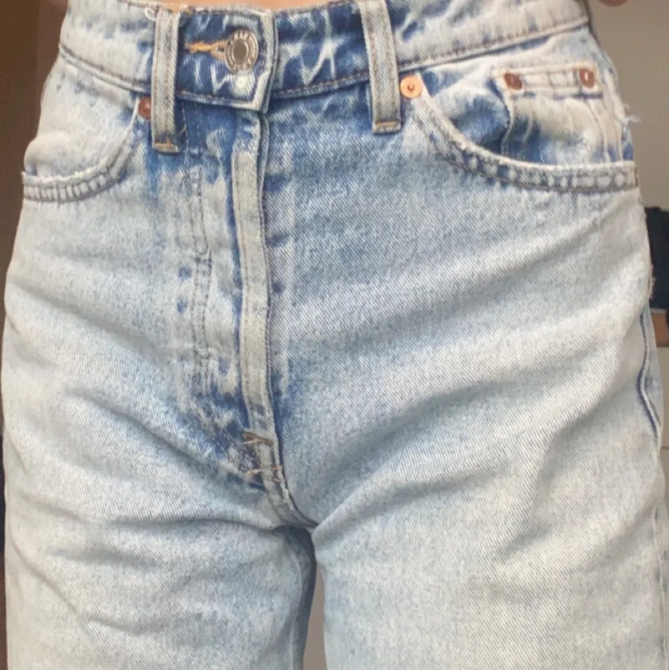 blåa visa jeans från zara,strl 32,highwaist med slitningar längst ner vid benen.Använda ett par gånger och inga missfärgningar eller liknande.Dessa jeansen passar dig som är lite kortare.Skriv så kan jag skicka fler bilder. Jeans & Byxor.