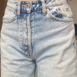 blåa visa jeans från zara,strl 32,highwaist med slitningar längst ner vid benen.Använda ett par gånger och inga missfärgningar eller liknande.Dessa jeansen passar dig som är lite kortare.Skriv så kan jag skicka fler bilder