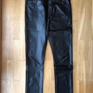 Skinnbyxor Ester Elenora  - SJUKT FINA och LYXIGA skinnbyxor från Ester Elenora! 🤩🖤 passar en XS/S eller 34/36. Använd ett fåtal gånger, som nya! Säljer då de är för små för mig:( Om ni vill se plagget på eller har andra frågor eller funderingar så hör av er!