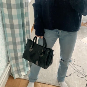 Snygg handväska - Säljer denna snygga handväska som passar till allt och är skitsnygg 🖤 perfekt storlek och väldigt praktisk med mycket fickor i! Tveka inte att fråga om mer bilder:) Buda!!!