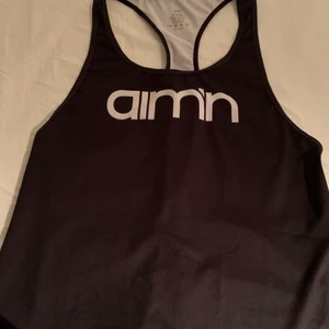 Svart/vit Aimn träningslinne - Svart/vit Aimn träningslinne, endast testat, nyskick, storlek XS, 100kr