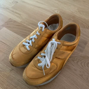 Gula sneakers - Knappt användna gula sneakers från Zara.