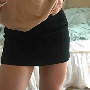  - Svart mockakjol köpt på secondhand. Har aldrig använt den och den är fläckfri. Kjolen är fodrad inuti. Är 165 cm för referens. Kan mötas upp annars står köparen för frakten 🤙🏽