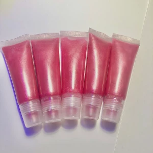 Läppglans  - Ett mjukgörande läppglans✨ger ett väldigt fint rosa glans på läpparna🪐💍