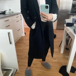 Kappa - Svart kappa ifrån Monki i storlek XXS men passar XS-S (jag är en S). Fint skick, jag är 1,68cm. Frakt tillkommer, om du inte kan mötas i Örebro