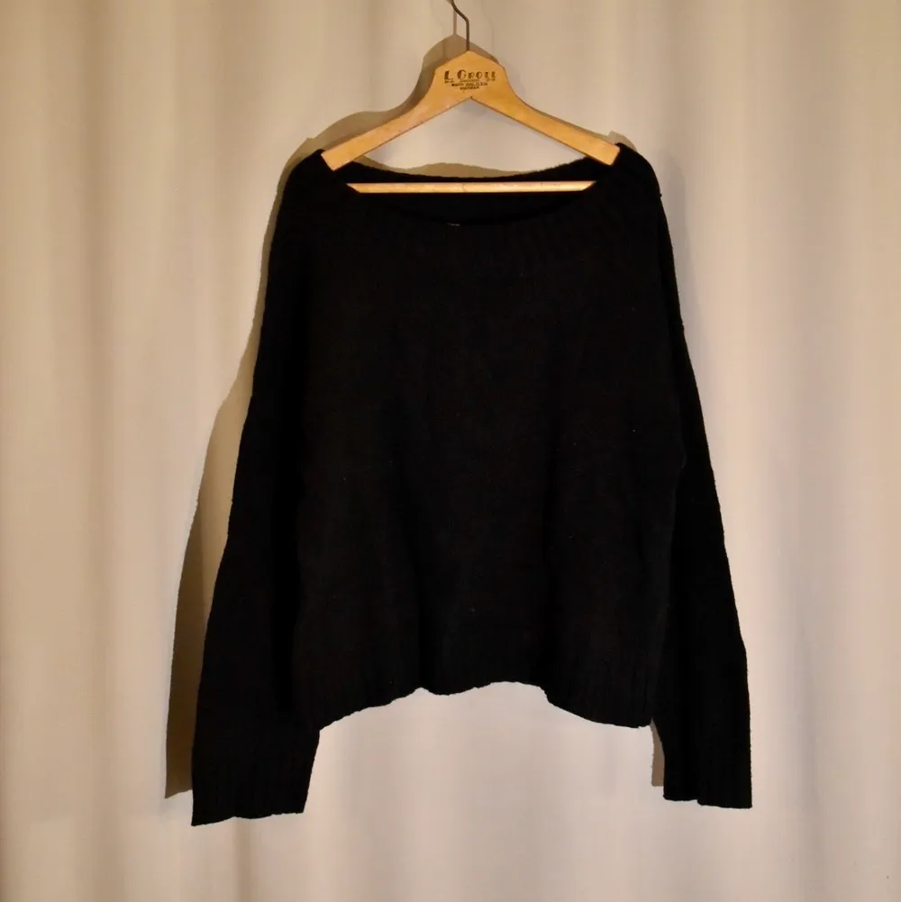 En fin svart stickad tröja från H&M. Off-shoulder. Storlek M men passar även de med S. Frakt tillkommer! 🌿. Stickat.