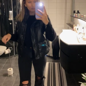 Skinnväst - Knappt använd väst från Zara i skinnimmitation!! 🤍🤩🥰💞 högsta bud just nu: 350+frakt. Avslutar ikväll, tisdag 20.00