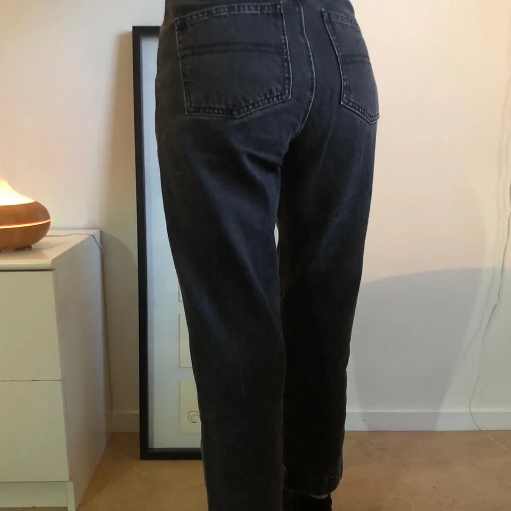 Exklusiva gråsvarta mom jeans från Collusion (x006) som nu är slutsålda på ASOS. Lägre pris pga litet hål bredvid ena bakfickan som jag sytt ihop (se bild 3).. Jeans & Byxor.