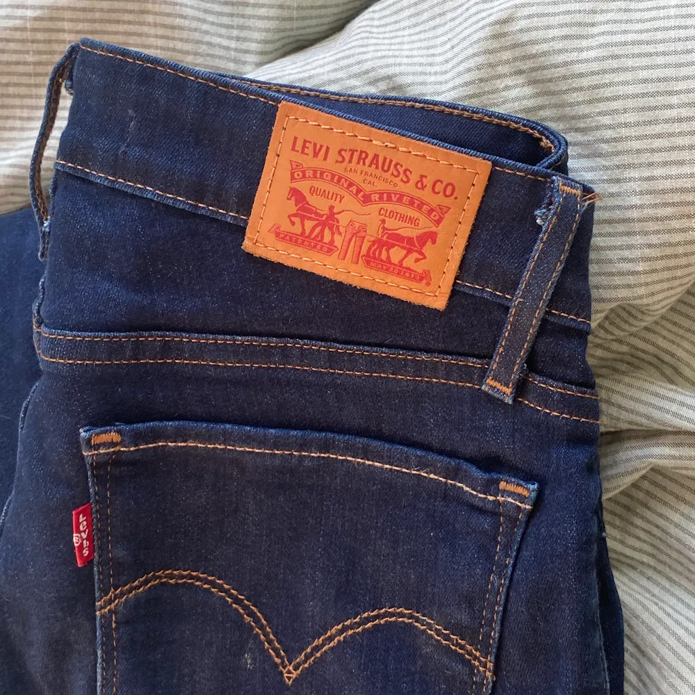Ett par raka nästan helt oanvända Levis jeans. Storlek 26 (passar ungefär XS/S) Modell 712 slim midwaist, köpta i butik. Nypris 500kr.. Jeans & Byxor.