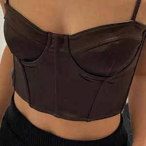 Korsett - Denna korsett från h&m aldrig använd buda från 100kr i komentarerna, minst 10 kr mellan buden (bara bindande bud)☺️HÖGSTA BUD: 250kr avslutar budgivningen 22/1:)