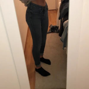 TIGER OF SWEDEN jeans - Detta är ett par äkta tiger of sweden jeans, dom har en riktigt fin färg och passform, ordinarie pris 1000kr när jag köpte dom så jag säljer dom för halva priset. Tror att de är storlek S om jag inte mina fel.     Som man ser på ena sidan så har en av dom som håller skärp gått av. Men de kan man sy fast.  Använd 4 gånger Max 