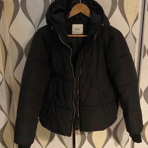 Svart vinterjacka Jacqueline de Yong - Svart vinterjacka från Jacqueline de Yong i storlek M inköpt för ett halvår sen på Nelly. Bra skick, som ny.  Finns i Lundsbrunn.  
