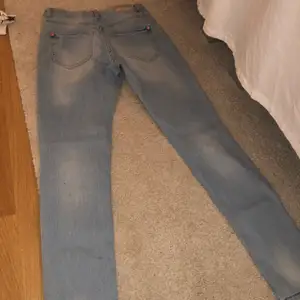 Detta är ett par riktigt fina jeans som passar till allt. Dom har inte så stora hål på knäna. Köpt på barnavdelningen i stor storlek. Ordinarie pris: 350 kr . Sitter väldigt fint på rumpan. Använd 1 gång