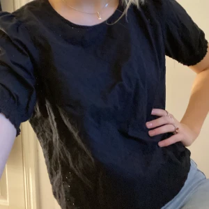 Svart blus - Svart blus med mönster och diskret puffiga armar ! Aldrig använd! Storlek