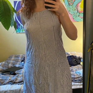 Härlig sommarklänning - Supergullig rutig klänning med cottagecore-känsla. Frakt 48 kr eller mötas i Sollentuna Centrum.