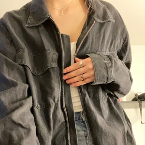 Jeans jacka med dragkedja  - Smuts svart jeansjacka med dragkedja! Köpt på weekdays herravdelning! Storlek S ! ❣️ (väldigt tunn går att använda inomhus också)