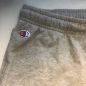 Mjukisbyxor  - Ett par mjukisbyxor från champion i storlek S, kan skicka fler bilder💕 buda i kommentarerna🦋 (höj med minst tio kr)