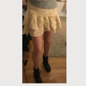 Volangkjol  - Säljer denna superfina volangkjol då den inte kommer till användning. Köpte den i somras på hm för 400kr, storlek 36.💕 Buda från 150 i kommentarerna! Köparen står för frakt!💕 köp för 300kr