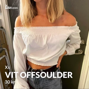 Vit offsoulder - ÄLSKAR ÄLSKAR DENNA SÖTA BLUSEN!! Väldigt bra passform sitter på plats trots att den är offsoulder!!