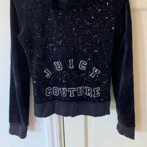 Juicy Couture - Storkek S - Använd fåtal gånger, nu legat i garderoben något år. Alldeles för liten för mig, passar XS/S
