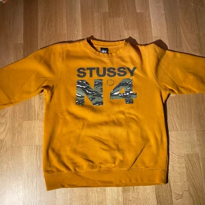 stussy rare crewneck - Kör budgivning för min tröja :) aldrig använd och i perfekt skick! passar oversized :) 