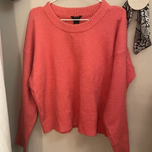 Stickad tröja  - Rosa stickad tröja från Lindex. Bra skick, jättefin på. 