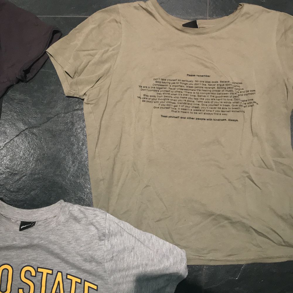 Fina t shirts med tryck från ginatricot, alla i storlek S förutom den militärgröna som sägs vara i XS men den ser identisk ut i storleken som de andra. Fint skick! Inga hål eller fläckar!💕. 1 t-shirt = 70kr + frakt(30kr) 2 t-shirts = 120kr + frakt(30kr) Alla t-shirts = 190kr + frakt(66kr). Skriv om du kan tänka dig köpa billigare så ordnar vi de!. T-shirts.