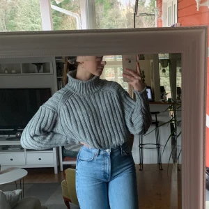 Stickad tröja - GRATIS FRAKT! Supermysig stickad tröja från H&M med snygg polokrage. Storlek S men ganska oversize ändå. Säljer då den tyvärr inte kommer till användning. Bra skick!