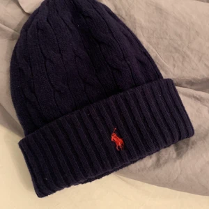 Ralph Lauren mössa  - Marinblå mössa one size ( aldrig andvänd ) 