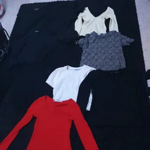 Olika sorter  - Olika tröjor, paketpris 100kr eller kom med bud, storlekar xs/s 