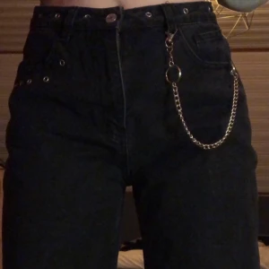 Svarta jeans med kedja från shein - Säljer då mina jeans från shein som jag är mycket nöjd med.😊 Dem sitter superfint och har väldigt bra material för att vara så billig. Använt 1 gång då dem är lite stora i midjan och lite för långa då jag är 156 lång bara😁. Inga lösa trådar eller liknande. skriv privat för bättre och mer bilder mvh😊