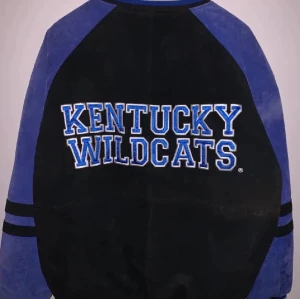 jacka - säljer denna snygga jacka som är köpt här på plick💕 den är i bra skik men säljer för den inte kom till användning. buda i kommentarerna eller privat och säljer endast för ett bra pris