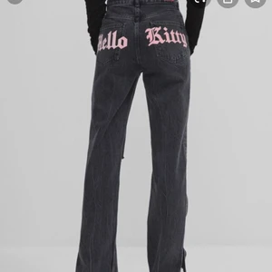 Hello Kitty jeans - Intressekoll på mina hello Kitty byxor från bershka💕Näst intill oanvända, säljer eventuellt pga fel strlk för mig annars hade jag behåll dem. Väldigt långa, är 172 o d ä långa på mig, Skriv privat för bud Slutsålda på hemsidan