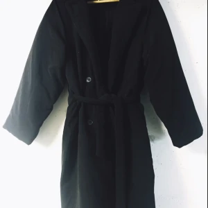  - Lång dun kappa från weekday. Världens mysigaste vinter kappa. Finns även i beige.