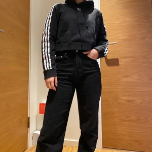 CROPPED HOODIE ADIDAS - supersnygg croppad Adidas hoodie i strl 34🤩