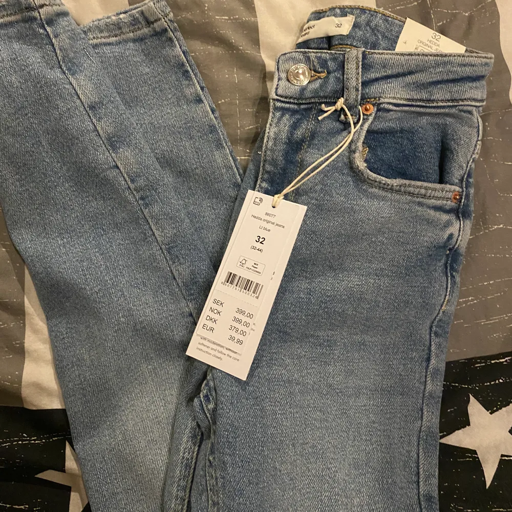Vanliga ljusa högmidjade jeans från Gina, storlek 32 helt nya! 100kr inklusive frakt. (frakten går på runt 60kr så billiga jeans;)). Jeans & Byxor.