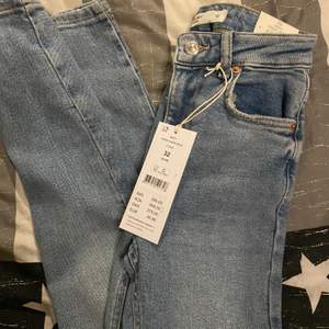 Vanliga ljusa högmidjade jeans från Gina, storlek 32 helt nya! 100kr inklusive frakt. (frakten går på runt 60kr så billiga jeans;))