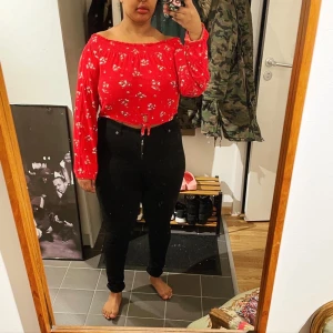 Topp - Röd topp från H&M med möjlighet till bara axlar pga resår upptill. Liten knut på maggen. Mjuk och skön. I gott skick. Strl M. 60 kr + frakt tillkommer. 🌹