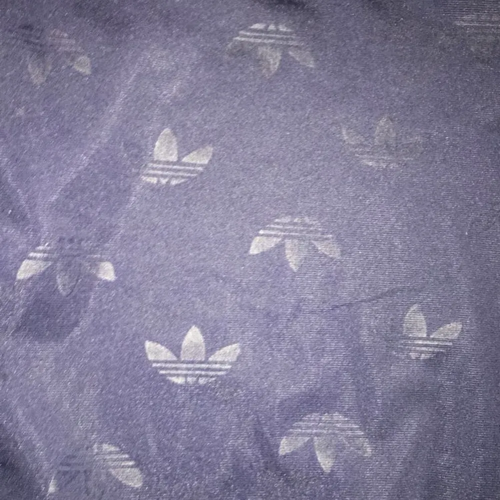 Cool adidas sweatshirt. Adidasmärkerna är i samma material som själva koftan. Den syns inte mycket utan glänser i vissa ljus, väldig cool detalj tycker jag!. Hoodies.