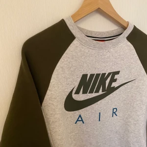 Grå Nike sweatshirt - Grå Nike sweatshirt med mörkgröna ärmar. I Strl XS men är oversize!