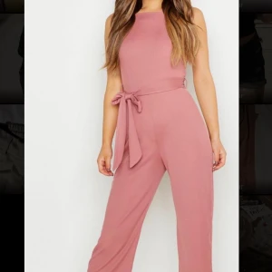Jumpsuit - Jumpsuit storlek 36 petite, passar mig som är 153cm perfekt men jag råkade beställa två. Lappen kvar och endast urtagen ur förpackning