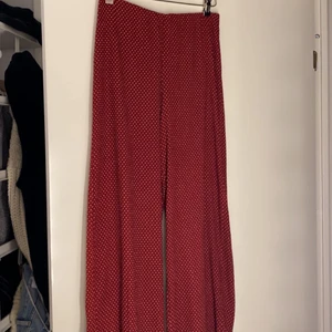 Vida prickiga byxor  - Helt oanvända, lapparna kvar! Superskönt material och otroligt stretchiga så borde passa både mindre och större storlekar. Kan självklart skicka bättre bilder vid intresse. Köparen står för frakten! 💜