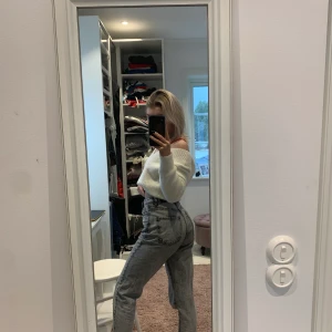 Mom jeans gina tricot st 34 - Grå mom jeans från Gina! Jättefina o superbra passform, dock lite stora på mig så skulle nog passa  även om man har 36🥰 nypris 499, mitt pris 150kr😍