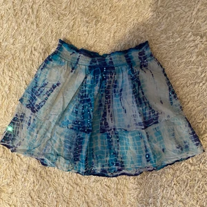 Volangkjol - Kort volangkjol med paljetter i häftig mönster. Jag är 174 cm lång🌟💘