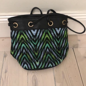 Trendig väska - Säljer denna trendiga väska på grund av har ingen användning till den. Inte så många som har en sån väska. Väldigt coola färger. Helt äkta köpt i Frankrike. Högsta bud får den. Köparen står för frakt🥰