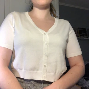 Cropped kofta från Stockholm - Supersöt vit croppad kofta från Stockholm. Jättefint skick. Passar S-L. SAMFRAKTAR