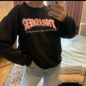 Thrasher crewneck - En thrasher crewneck där jag själv målat över trycket. Texten är lite sprucken och lite sliten vid mudden på ena ärmen. Vet inte storlek men skulle säga S.